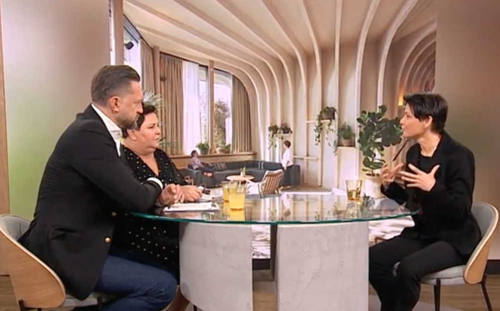 Natalia Olszewska speaking with the two Dzień Dobry TVN presenters in the studio